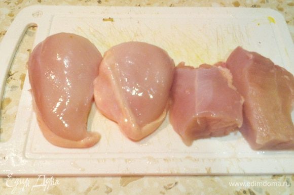 Размораживаем куриную грудку и нарезаем на не толстые кусочки (около 1.5 см в поперечном срезе - в толщину).