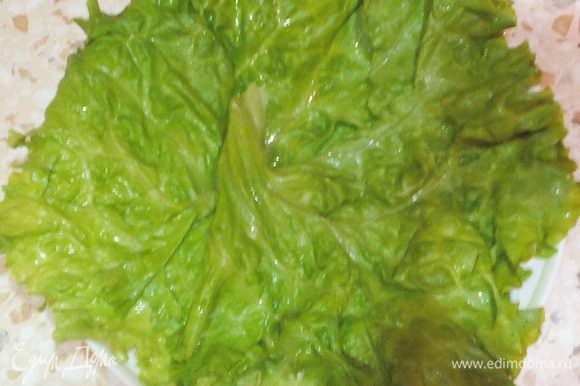 Убираем соус в холодильник. Делаем салат: промываем листья зелёного салата, промакиваем салфеткой от лишней влаги, укладываем красиво на блюдо.