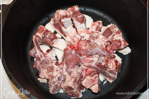 Мясо выкладывается на дно казана, поверх пластинок жира. Старайтесь укладывать его слоями жира вниз.