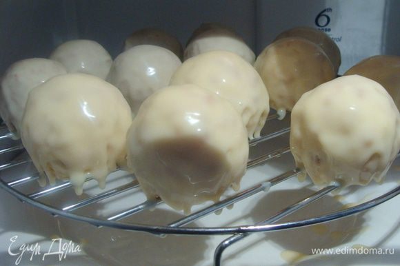 Полить застывающей глазурью шарики, можно несколько слоев и поставить в холодильник.