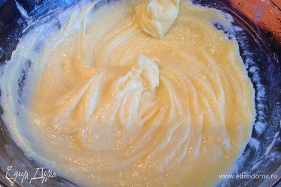 Белки отделите от желтков. Желтки разотрите с сахаром и сливочным маслом.