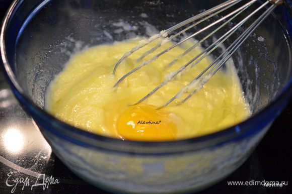 В другом блюде смешать сливочное масло комнатной температуры с сахаром. Добавить по одному яйцу за раз. Затем лимонную цедру и сок лимона.