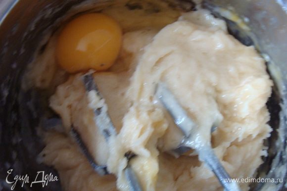 Яйца обязательно добавлять по одному, вымешивая тесто каждый раз! В самом конце добавить разрыхлитель. Разрыхлитель встречается не во всех рецептах, но с ним получается тесто более рельефное.