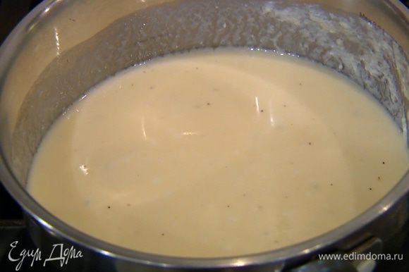 Приготовить соус: в небольшой кастрюле соединить простоквашу, чеснок, крахмал, яйцо, влить куриный бульон, посолить, поперчить и прогревать на небольшом на огне минут 10, постоянно помешивая.