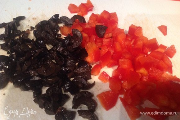 У болгарского перца удалите семена. Мелко нарежьте перец и маслины. Добавьте в фарш и хорошо перемешайте.