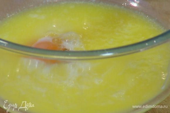 В отдельной посуде соединить яйцо, молоко, растопленное сливочное масло и ванильный экстракт.
