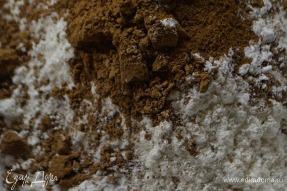 Смешать в миске сухие ингредиенты: муку, соль, разрыхлитель, корицу и какао.