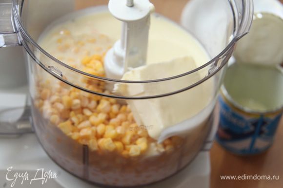 Соединить кукурузу, молоко, сгущённое молоко и сливочное масло. Взбить блендером с насадкой-ножом до однородного состояния (5-7 минут).