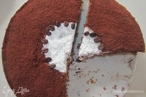 Пирог остудить и посыпать сверху сахарной пудрой и какао.