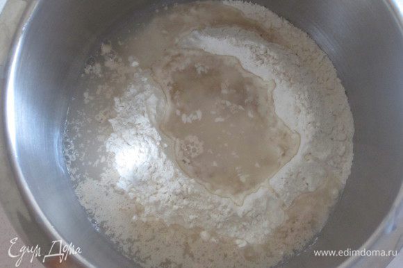 В миске смешать муку, дрожжи, сахар и воду, замесить тесто.