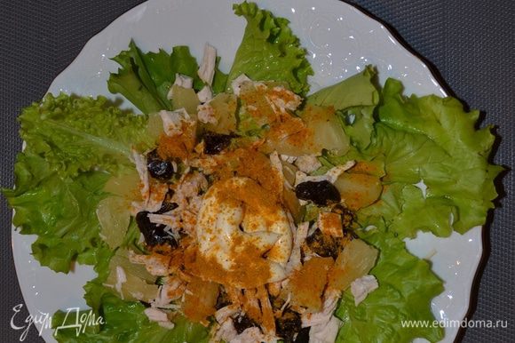 Выложить на тарелку на листья салата ингредиенты, добавить майонез, посыпать карри.