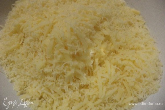 Половину сыра натереть на крупной тёрке, а вторую половину сыра - на мелкой.