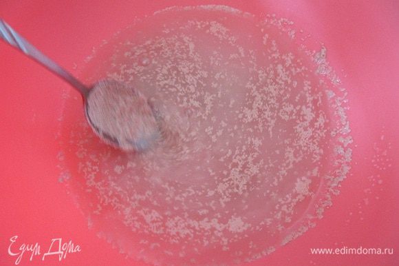 В миску налейте теплой воды, добавьте сахар, дрожжи. Перемешайте и накройте полотенцем, оставьте на 15 минут.