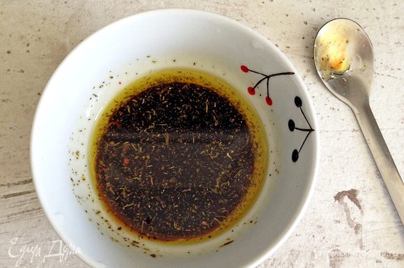 Готовим маринад для свеклы: смешиваем оливковое масло, бальзамик и мед. Добавляем щепотку тимьяна, солим и перчим по вкусу.