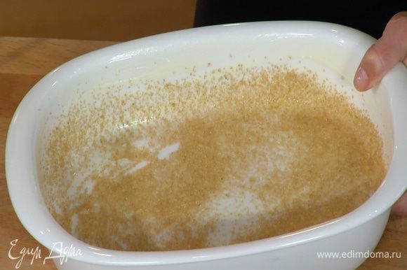 Жаропрочную керамическую форму для выпечки смазать оставшимся сливочным маслом, дно и бортики присыпать сахаром.