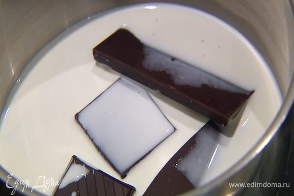 Шоколад поломать небольшими кусочками, поместить в кастрюлю, влить 100 мл сливок и прогревать, пока шоколад полностью не растворится.
