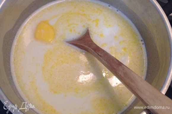 В закипевшее молоко добавить сливочное масло, ванилин и хорошо размешать.
