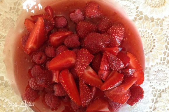 Соединить с ягодами аккуратно вылить на кейк.