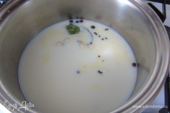 В молоко добавить специи и тертый корень имбиря (2 см). Поставить на огонь и довести до кипения. Остудить.