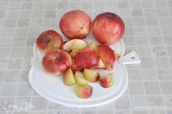 Помыть персики, освободить от косточек (в списке дан вес подготовленных персиков). Нарезать на крупные кусочки.