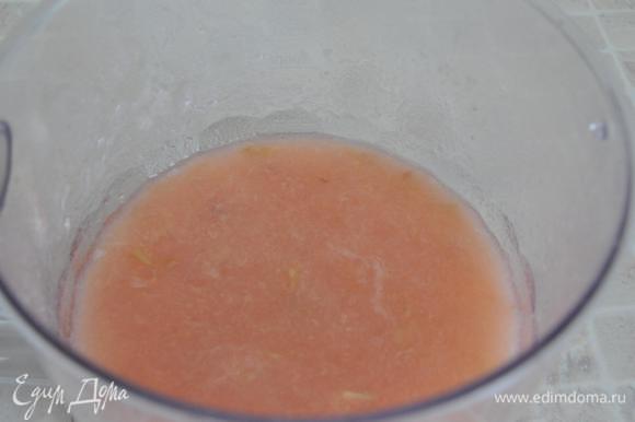 Добавьте лимонный сок в чашу блендера и волшебным образом цвет пюре становится приятно розовым!