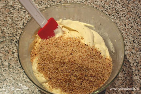 Остальную муку смешать с разрыхлителем, ввести в масляно-яичную смесь, затем добавить 5 ст.л. молока и орехи, хорошо перемешать.
