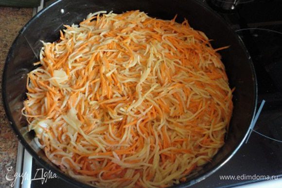 Картофельно-морковную массу выложить в форму и разровнять. Запекать в духовке 20 минут.