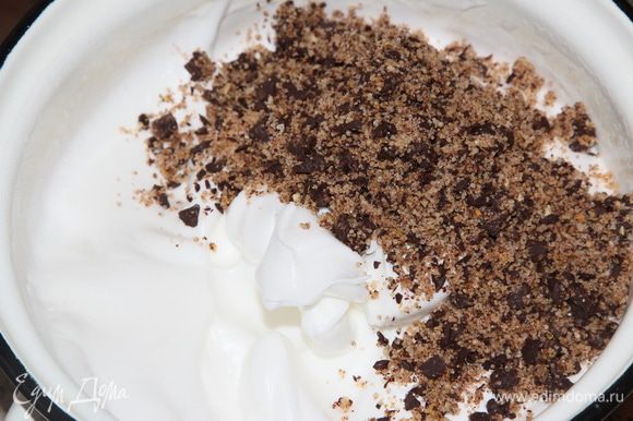 Добавляем к белкам половину шоколадно-ореховой смеси и аккуратно вымешиваем привычным способом - снизу вверх.