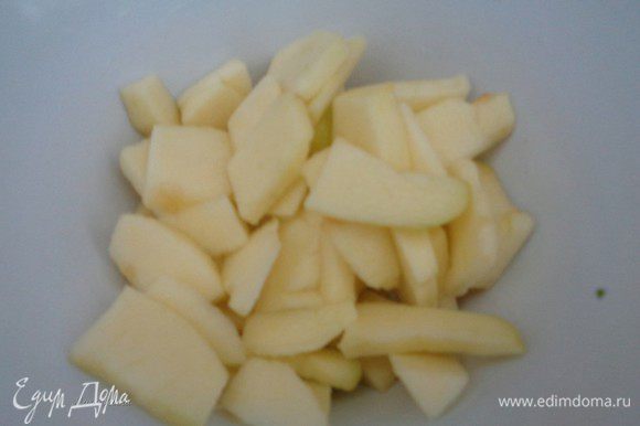 Почистите яблоко. Порежьте пластинками, а затем еще пополам и сбрызните лимонным соком, чтобы оно не потемнело.