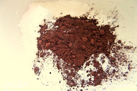 Для обсыпки "картофелин" смешиваем какао и пудру.