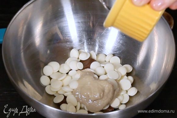 Для крема сложите в миску два вида шоколада, кунжутную пасту и залейте горячими сливками. Дайте постоять секунд 30, затем перемешайте до однородности.