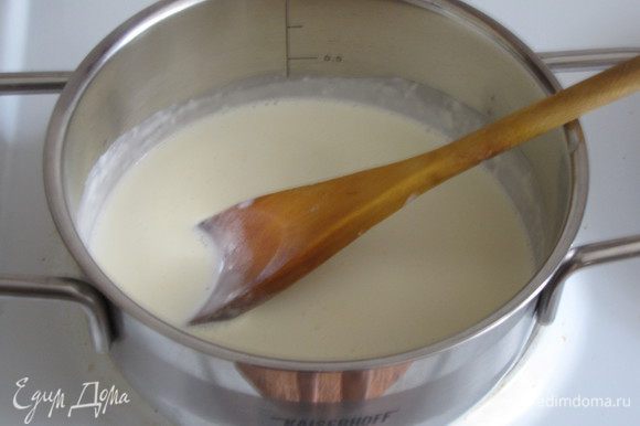 Для шоколадного крема нагреть сливки почти до кипения.