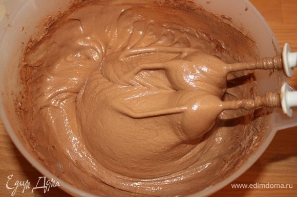 Тесто разделить на две части. Для получения шоколадной основы в одну из частей добавить 50 гр. сахара, 50 гр. какао, 75 мл. молока, щепотку корицы.