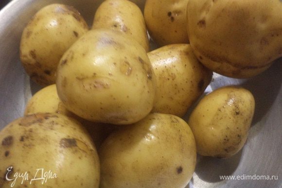 Картофель тщательно вымыть, сбрызнуть растительным маслом, посыпать солью и запекать в духовке при температуре 200 градусов 40-50 минут.