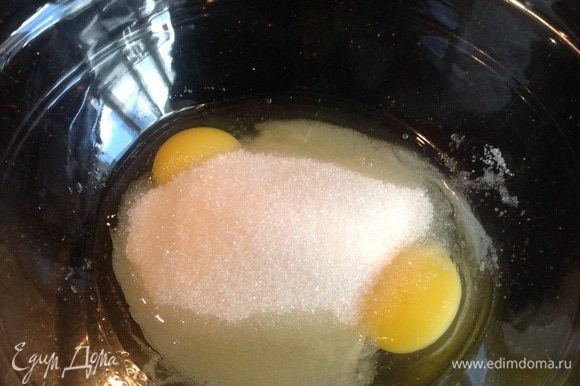 Теперь приготовим блины: взбейте яйца с сахаром и солью.