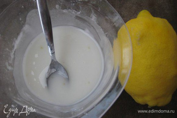 Глазурь: растереть сахарную пудру с лимонным соком. Покрыть колечки глазурью, посыпать фисташками.
