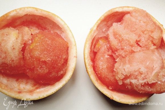 Вычистить чашечки из-под грейпфрута и положить в них сорбе. Приятного аппетита :)