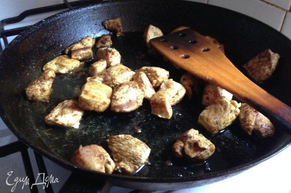 Разогреть сковороду с растительным маслом (1 ст. л.) и обжарить курицу, нарезанную кусочками. Посолить по вкусу. Охладить.