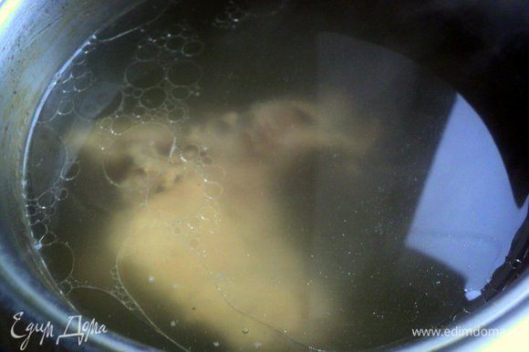 Куриную грудку залить холодной водой, посолить, поперчить и отварить до готовности в течении 40-60 минут. Когда вода закипит, снять пенку.