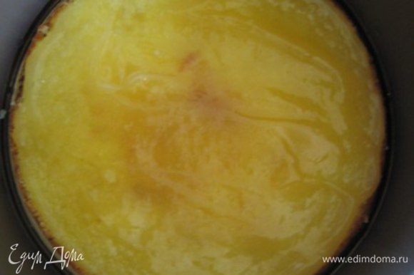 Сборка торта: В разъемную форму выложить корж, пропитать половиной сиропа, смазать оставшимся лимонным курдом.