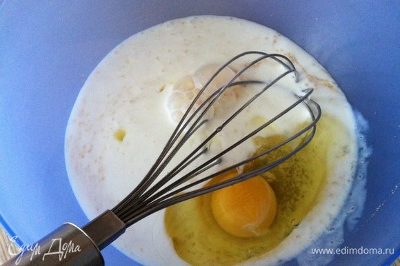 В миске взбиваем сахар, яйцо и кефир.