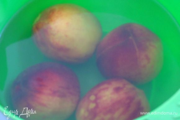 Персики надрезать крестообразно и опустить на 1 минуту в кипяток и сразу же в холодную воду.