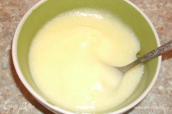 Взбить яйца с ванильным сахаром, продолжая взбивать ввести в яйца растительное масло и сок апельсина.