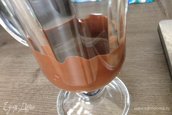 Шоколад положить в прозрачный бокал и поставить на 1 минуту в микроволновку. Когда шоколад растает, нарисовать на стекле рисунок. Дать чуть-чуть застыть.