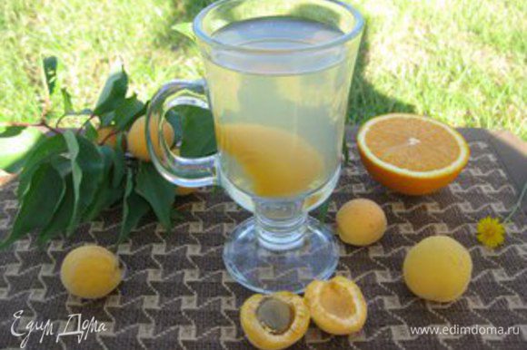 Если же Вы будете пить апельсиново-абрикосовый напиток сейчас, то абрикосы и апельсин бросите в кипящую воду, добавте сахар по вкусу, доведите до кипения, прокипятить 2-3 минуты, выключите и не открывая крышку подождите 20-30 минут. Приятного аппетита!