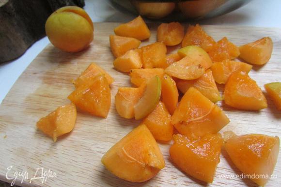 Взвесить 500 г мякоти абрикосов, порезать на кубики по 1 см.