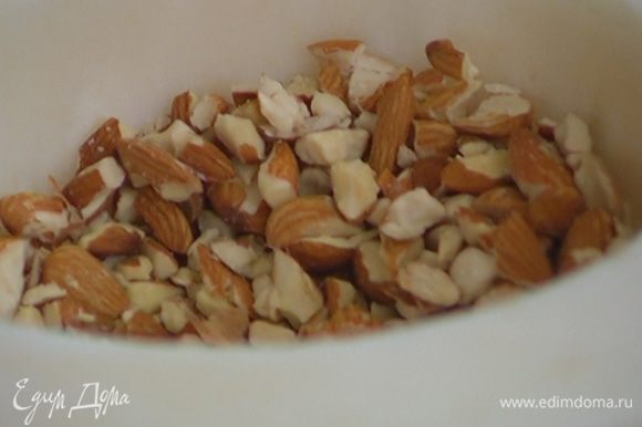 Горсть ореховой смеси измельчить в ступке, так чтобы остались крупные кусочки.