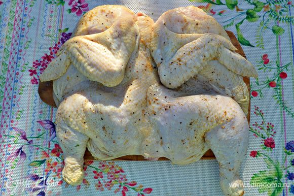 Обсушите курицу, разрежьте по грудке и натрите чёрным молотым перцем, а также приправьте её вашими любимыми специями. При необходимости подсолите курочку.