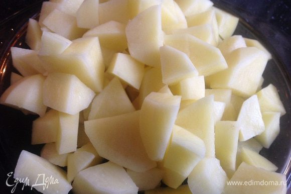 Почистите картофель и нарежьте на кубики.