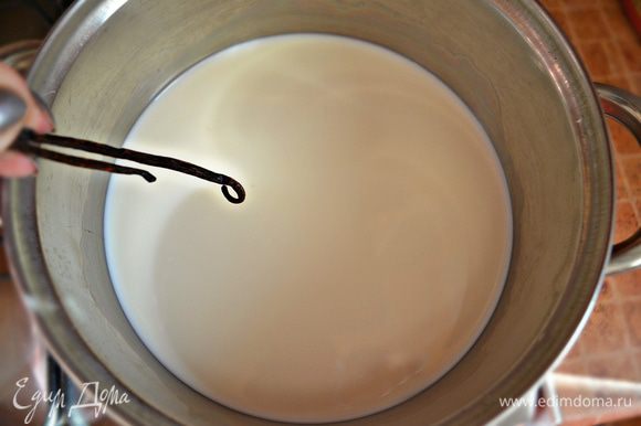 В молоко положить разрезанный пополам стручок ванили, довести до кипения в очень широкой кастрюле и опустить в него сформированные влажной ложкой «снежки». Варить буквально минуту-полторы с каждой стороны на очень слабом огне.